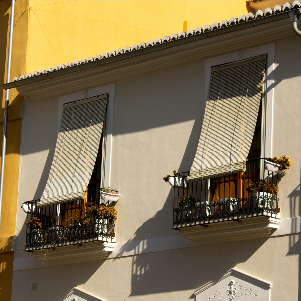 Moderne woning met strak design zonnescherm Moderne woning met strak design zonnescherm